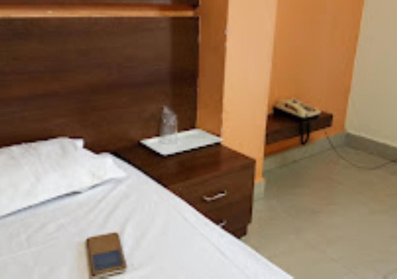 Hotel Mayur Restaurant Chandrapur Esterno foto